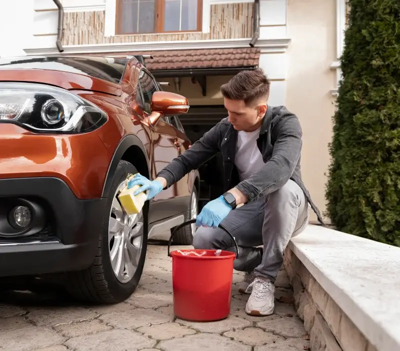 Lavage auto à domicile Ludesse : professionnel intervenant sur un véhicule